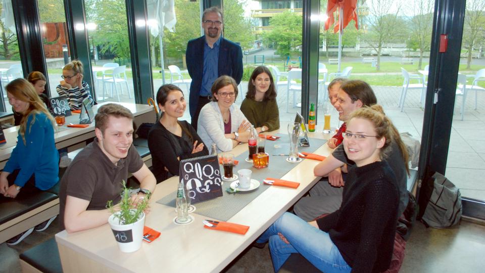 Seminarteilnehmer*innen am Abend im Q-West
