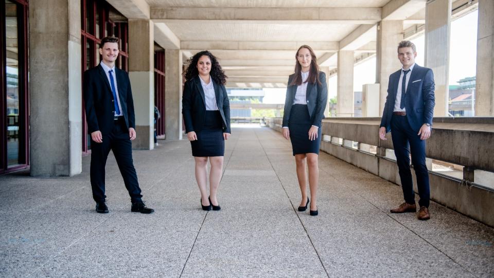 Team vor der Kunstsammlung der RUB