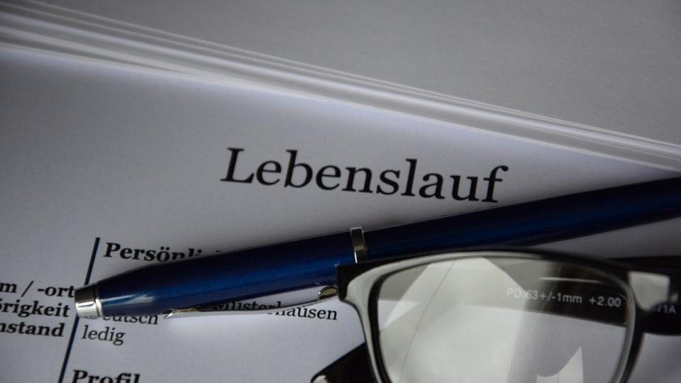 Bild Lebenslauf, Stift, Brille