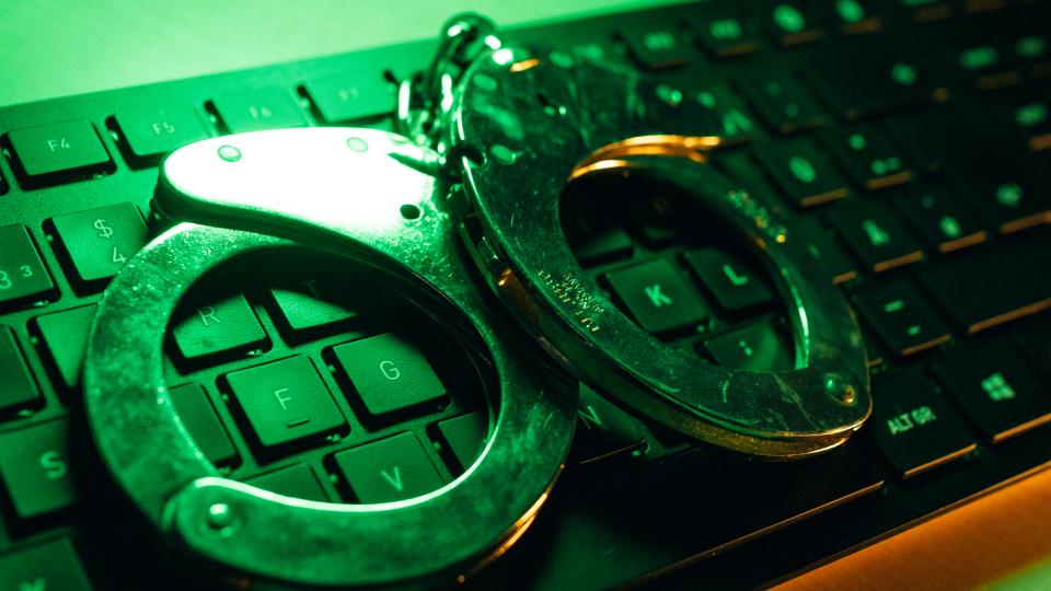 Handschellen auf einer Tastatur